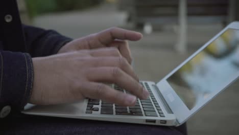 Ausgeschnittene-Aufnahme-Männlicher-Hände,-Die-Auf-Der-Laptop-Tastatur-Tippen